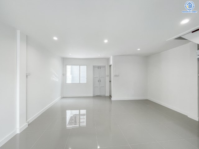 บ้านมือสองตกแต่งใหม่ ม.กฤษดานคร10 รัตนาธิเบศร์-บางใหญ่ ราคาถูกที่สุดในย่านนี้ บนเนื้อที่ 20 ตร.ว. ฟังก์ชั่น 3 ห้องนอน 2 ห้องน้ำ ทำเลเยี่ยมติดถนนรัตนธิเบศร์ ห่างรถไฟฟ้า "สถานีสามแยกบางใหญ่" เพียง 200 เมตร ใกล้เซ็นทรัลเวสต์เกตเพียง 1 กม. และจุดขึ้นทางด่วน "กาญจนาภิเษก"